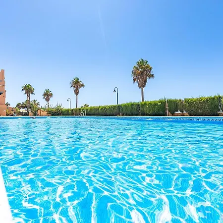 Beachfront, Pool, Terrace & Wifi アパート