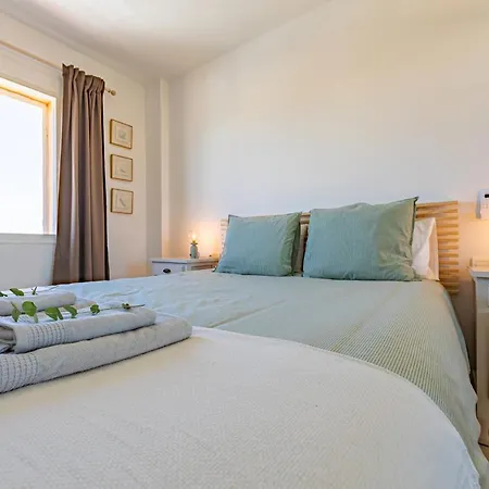 Beachfront, Pool, Terrace & Wifi タリファ