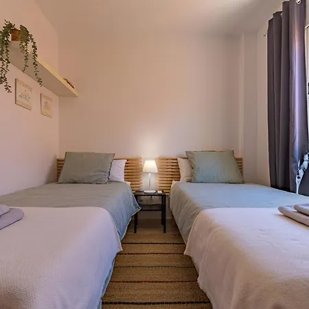 Beachfront, Pool, Terrace & Wifi タリファ