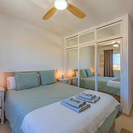 Beachfront, Pool, Terrace & Wifi * タリファ