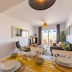 Beachfront, Pool, Terrace & Wifi * 타리파