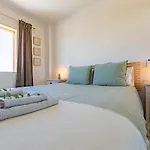 Beachfront, Pool, Terrace & Wifi 타리파