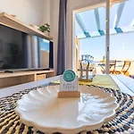 아파트 Beachfront, Pool, Terrace & Wifi *