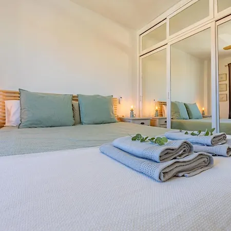 Beachfront, Pool, Terrace & Wifi タリファ