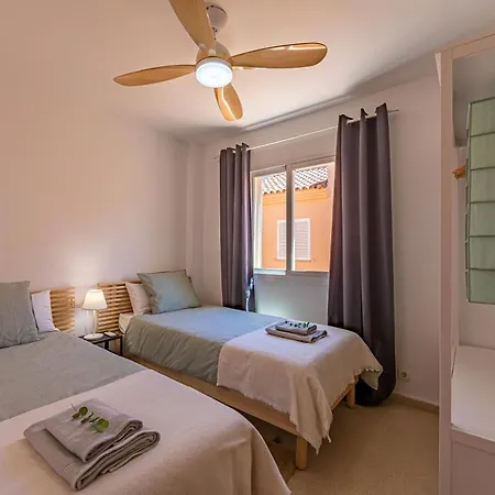 Apartment Beachfront, Pool, Terrace & Wifi *