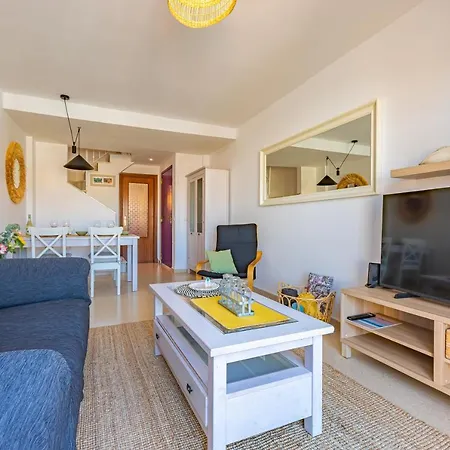 Apartment Beachfront, Pool, Terrace & Wifi *