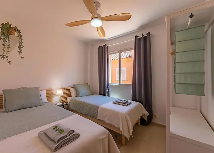 Apartman Beachfront, Pool, Terrace & Wifi *