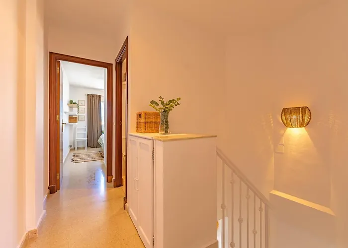 Beachfront, Pool, Terrace & Wifi Apartman *