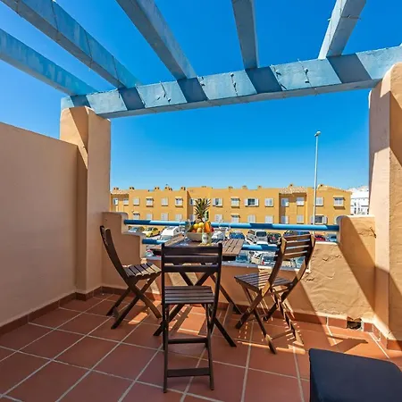 Beachfront, Pool, Terrace & Wifi شقة تريفة