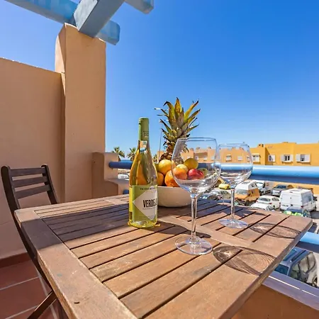شقة Beachfront, Pool, Terrace & Wifi