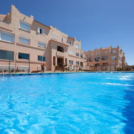 Beachfront, Pool, Terrace & Wifi شقة *