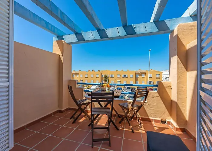 Beachfront, Pool, Terrace & Wifi شقة تريفة