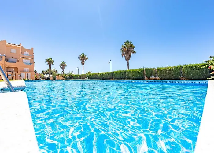 Beachfront, Pool, Terrace & Wifi شقة