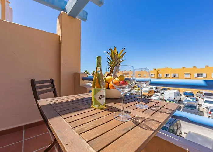شقة Beachfront, Pool, Terrace & Wifi