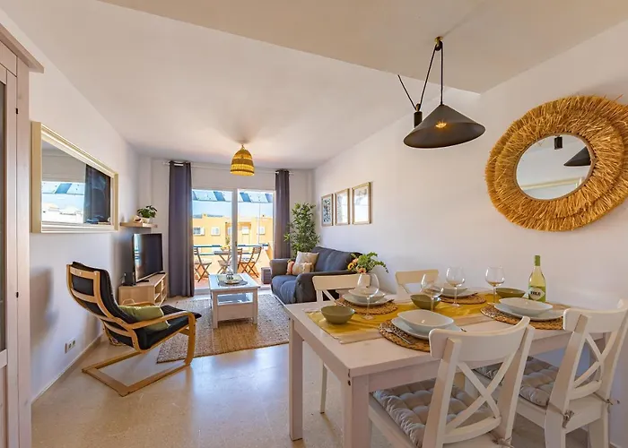 Beachfront, Pool, Terrace & Wifi شقة تريفة