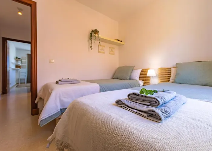 Beachfront, Pool, Terrace & Wifi شقة تريفة