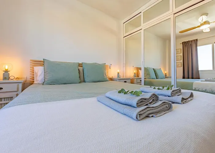 Beachfront, Pool, Terrace & Wifi تريفة