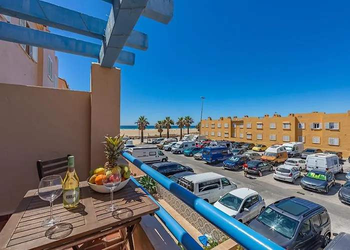 Beachfront, Pool, Terrace & Wifi * تريفة
