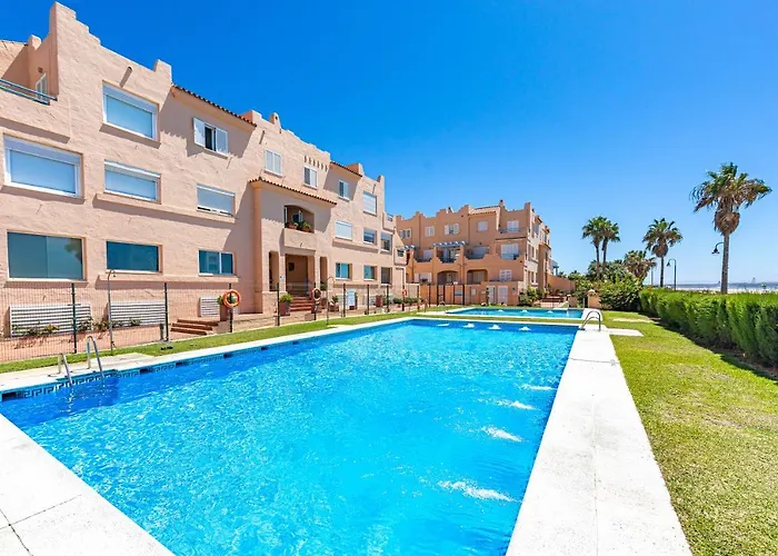 Beachfront, Pool, Terrace & Wifi شقة *