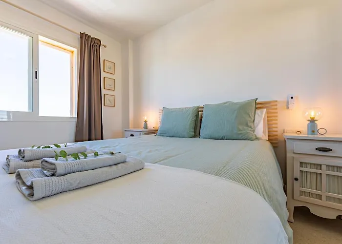 Beachfront, Pool, Terrace & Wifi تريفة