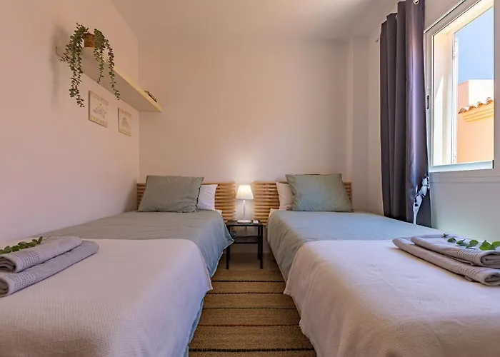 Beachfront, Pool, Terrace & Wifi تريفة