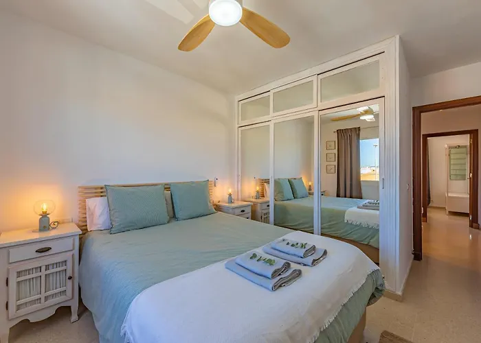 Beachfront, Pool, Terrace & Wifi * تريفة