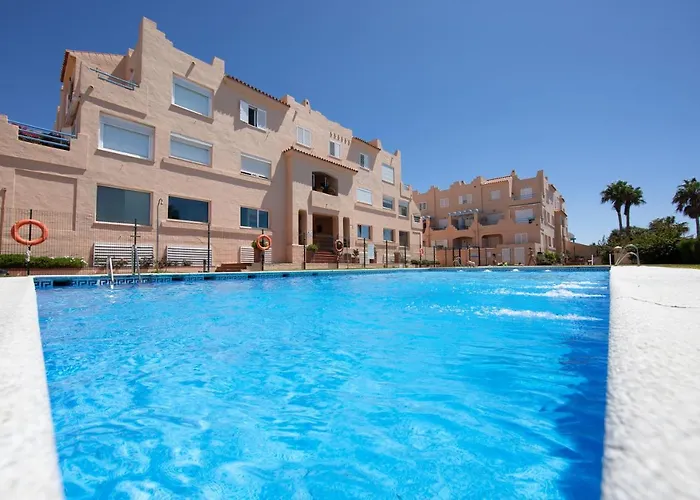 Beachfront, Pool, Terrace & Wifi شقة *